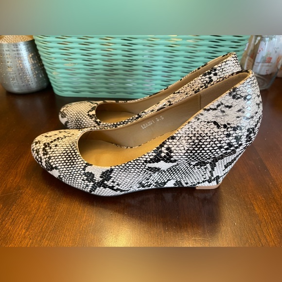 NWOT Riverberry Women's Leah Mid Heel Round Toe Wedge Pumps - Picture 5 of 9